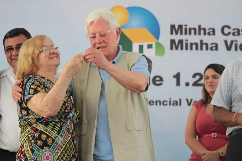 >> Moreira Franco participou, ontem, da entrega de imóveis na Venda da Cruz, em São Gonçalo