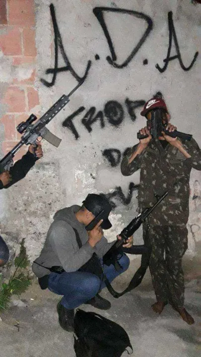  Traficantes da ADA colocaram fotos armados nas redes sociais