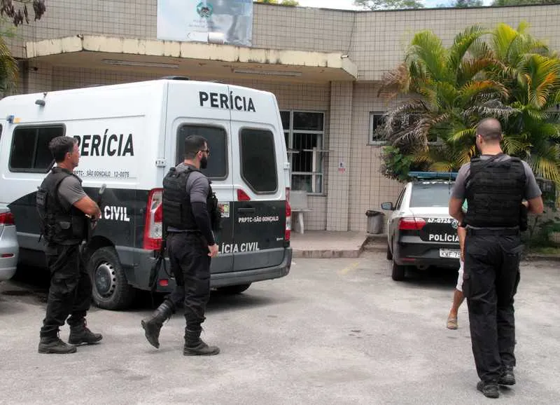 >> Policiais da DHNISG estiveram no IML na manhã de ontem