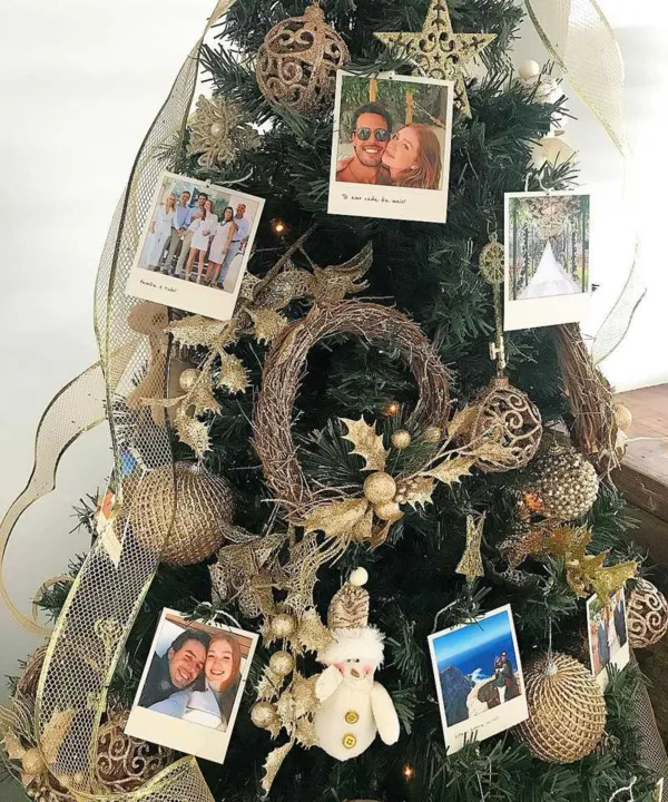 Marina Ruy Barbosa publicou uma foto no Instagram revelando a sua primeira árvore de Natal após se casar com o piloto Xandinho Negrão. O casal colocou diversas imagens românticas como se fossem enfeites e encantaram os fãs, que prometeram fazer o mesmo nas suas decorações natalinas.