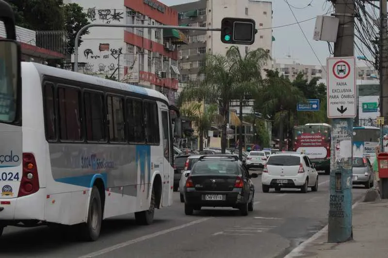 A falta de sinalização da faixa exclusiva para os ônibus ao longo da Avenida Presidente Kennedy confunde motoristas e aumenta os riscos de acidentes na via