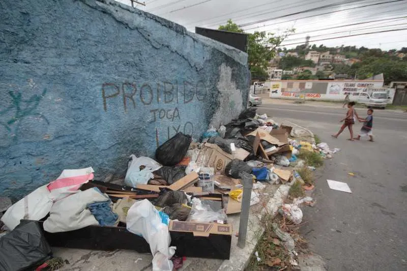 >> Segundo moradores, em pelo menos quatro bairros de São Gonçalo o lixo se acumula desde o Natal, por falta de coleta