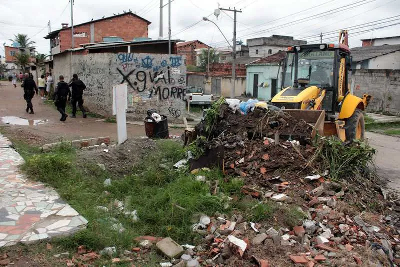 >> As barreiras são colocadas para impedir a ação da polícia