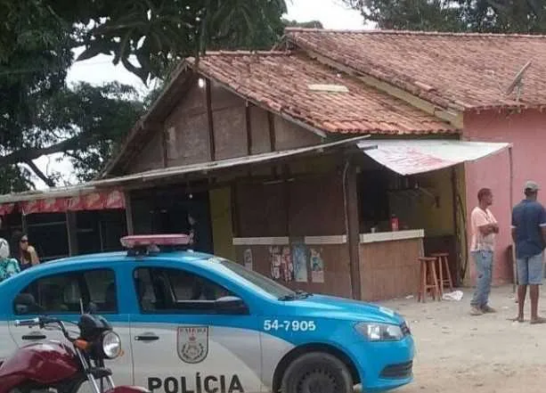 >> O homem foi morto no seu comércio; a mulher no quarto do casal