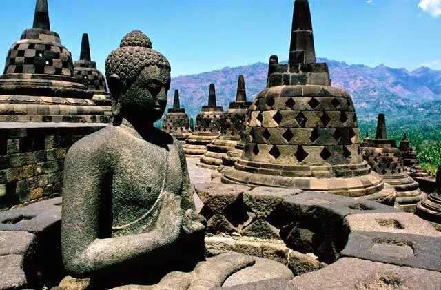 A construção da Stupa Mandala Tassgi é uma iniciativa de um grupo mundial de praticantes e estudiosos do budismo, que tem um núcleo em Búzios