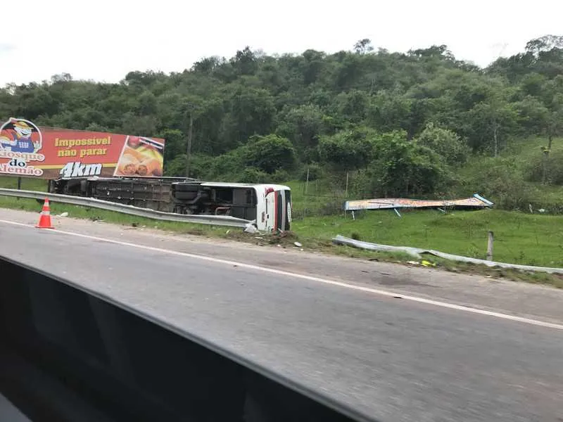No acidente de Duques, um ônibus de viagem teria se desgovernado e batido em sete veículos