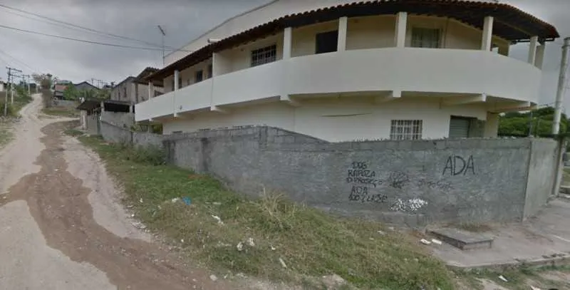 O corpo foi encontrado na Rua Raimundo Correia com marcas tiros