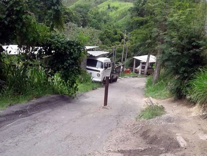  Barricadas no Caramujo são feitas com barras de ferro