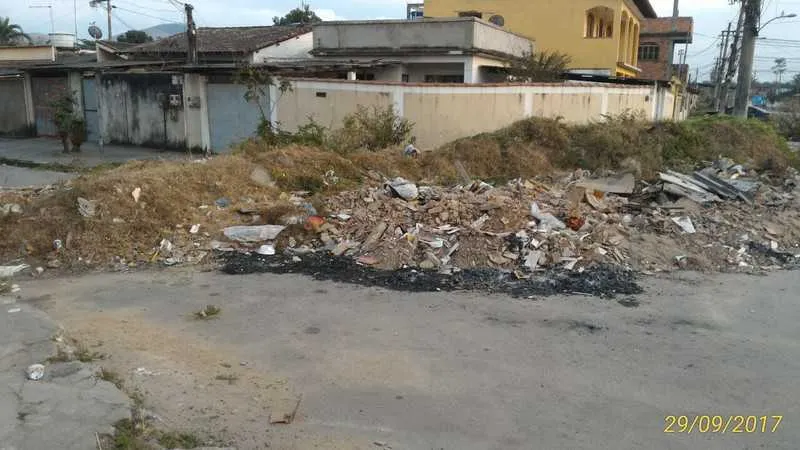 Lixo e colunas de concreto são usados para criar obstáculos