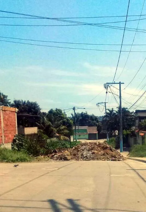 >> Existem barreiras que obstruem totalmente ruas de SG