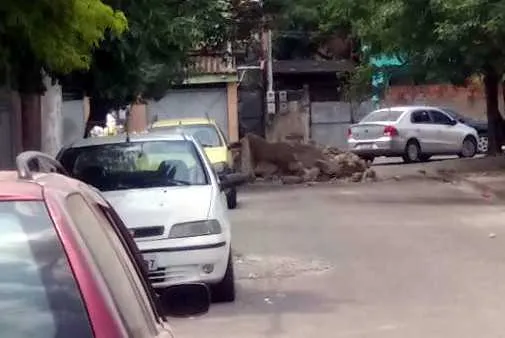 Além de fechar ruas, traficantes recolocam barreiras retiradas