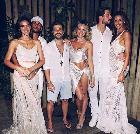 Neymar e Bruna Marquezine - Depois de altos e baixos dentro do relacionamento que começou em 2013, o jogador de futebol Neymar e a atriz Bruna Marquezine curtiram a virada de ano juntos. Durante o dia 31, os dois fizeram passeio de barco e depois foram para uma festa em Fernando de Noronha, em Pernambuco, onde estavam os atores Bruno Gagliasso, Giovanna Ewbank e a modelo internacional Izabel Goulart. O casal foi fotografado  aos beijos por papparazis. 