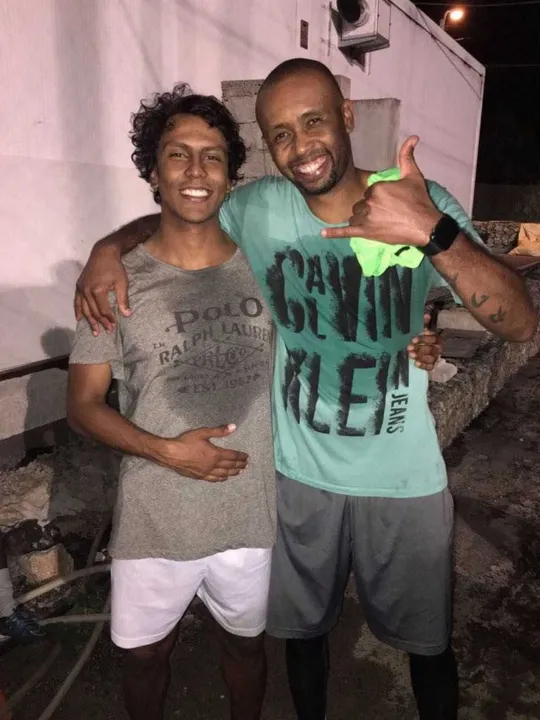 Adaptado ao futebol português, Caio posa ao lado do ex-goleiro gonçalense Helton, ídolo do FC Porto