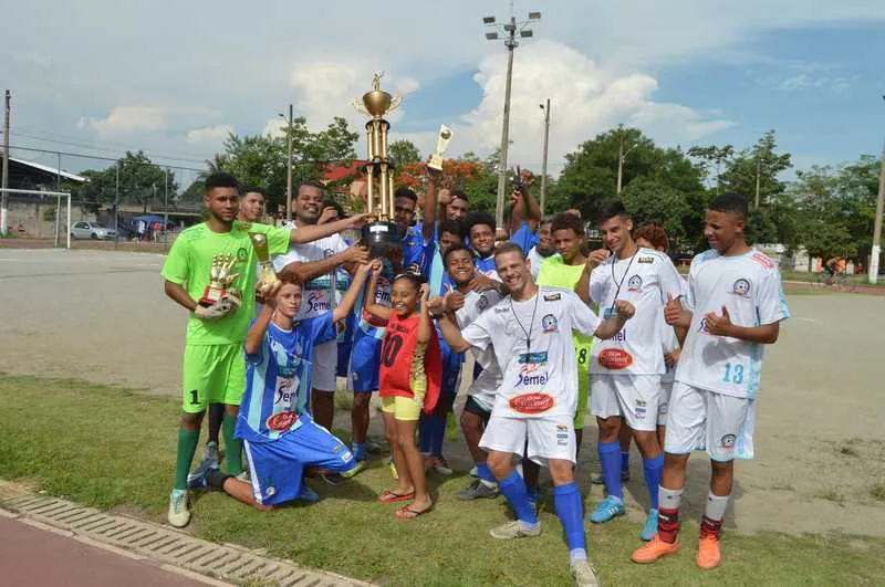 A equipe azul levantou os troféus nas categorias sub-15 e sub-18 no Torneio Professor Joaquim de Oliveira, na tarde de ontem
