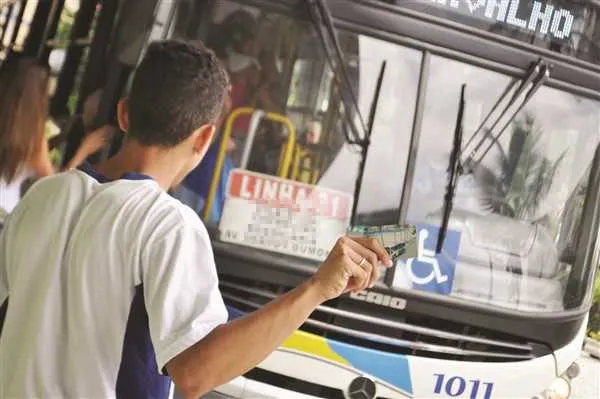 >> Direito à gratuidade nos transportes está garantido aos estudantes das redes federal e municipal