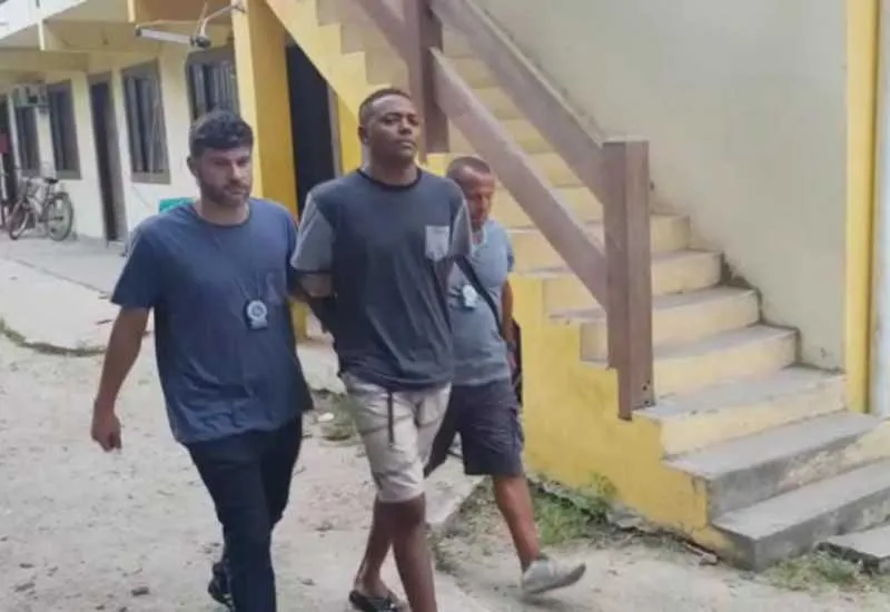 
>> Dudu estava em um salão de beleza quando foi surpreendido pelos policiais da 78ª DP (Fonseca)