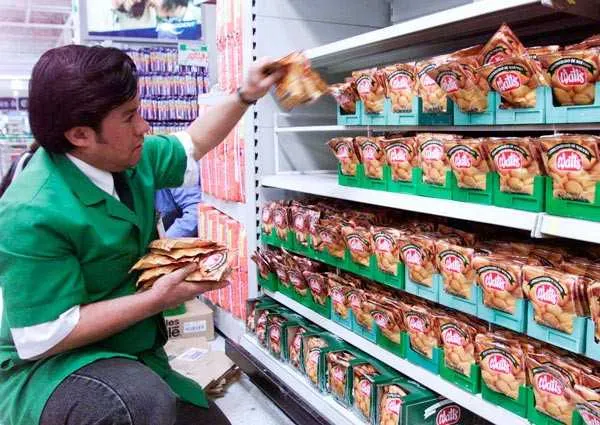 >> Ao todo, o Sine oferece 25 vagas para repositor de mercadorias e outras 25 para empacotador 