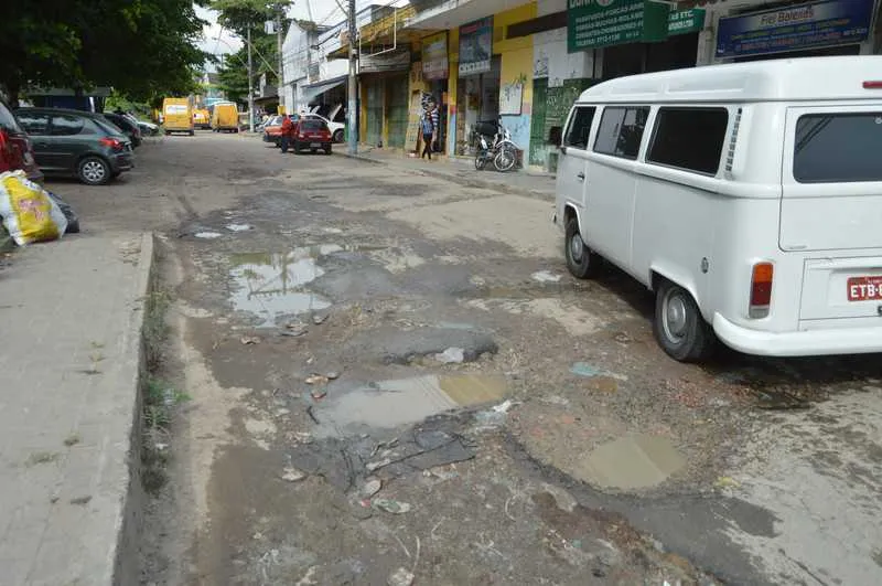 >> Um trecho de cerca de 150 metros está com crateras que atrapalham o trânsito e pedestres 