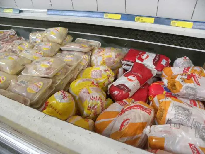 O quilo do frango está com o mesmo preço nos três mercados