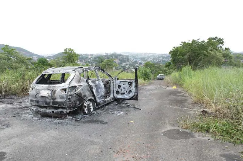 Carros carbonizados na rua do Girassol. 