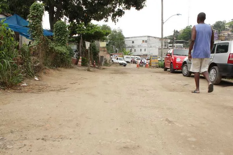 Além de não ser pavimentada, ainda passa um valão pela Rua Joaquim Viana, em Alcântara