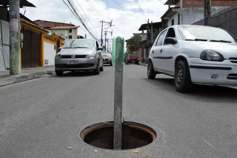>> Vizinho colocou pedaço de madeira para sinalizar o buraco