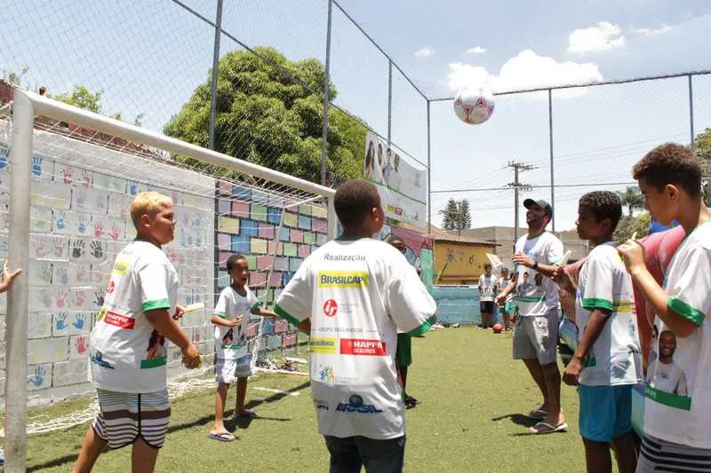 >> O gonçalense Ibson participou das brincadeiras com as crianças do projeto social