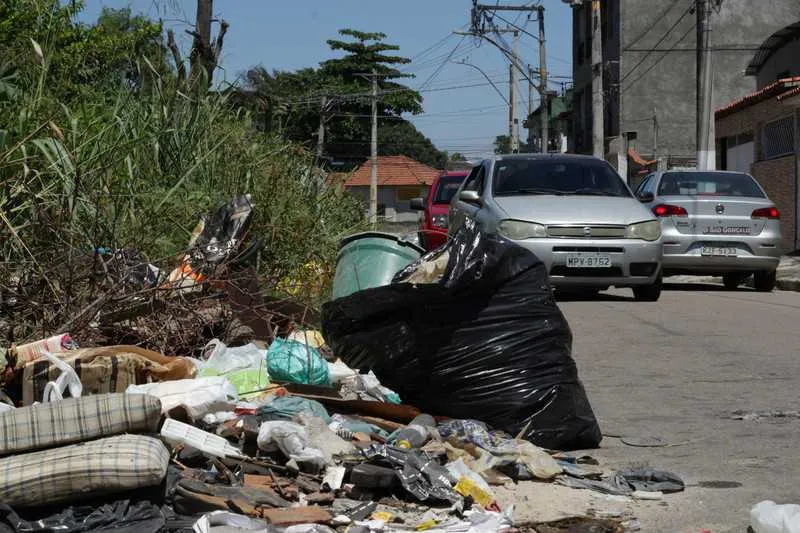  Lixo na rua causa irritação em comerciantes no Gradim