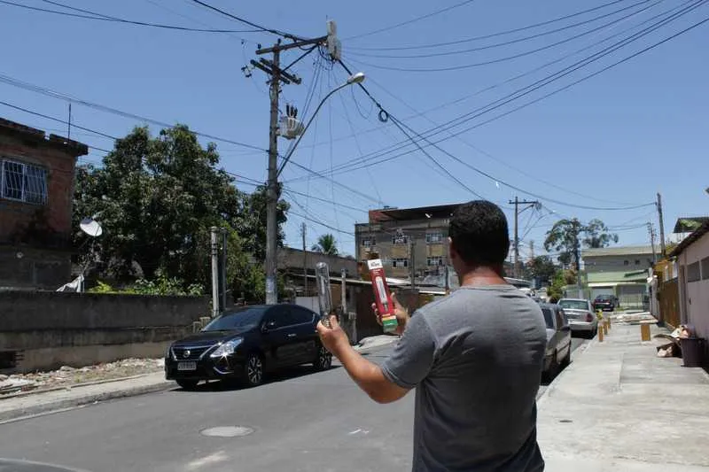>> Cansados de esperar pelos serviços da Prefeitura, os moradores compraram lâmpadas para a rua