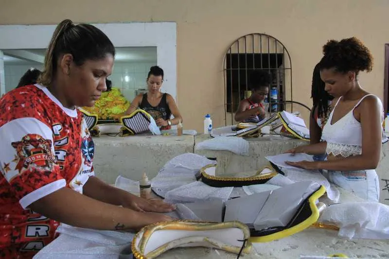 Entre os motivos da produção caseira, está o incentivo à mão de obra local, capacitando foliões e moradores da localidade