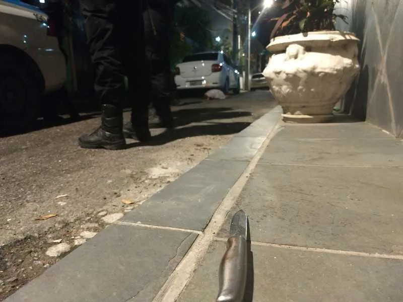 Policiais militares prenderam o acusado e também apreenderam a faca usada no crime