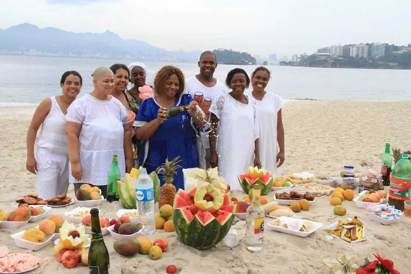 Além das palmas e objetos de beleza colocados no mar para Yemanjá, os adeptos das religiões de matriz africana aproveitam os últimos dias do ano para realizar os ‘agrados’ aos orixás que regem suas vidas