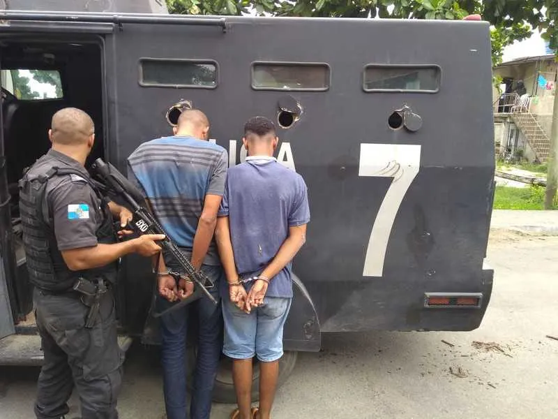 >> PMs acessaram a mata e flagraram os rapazes em fuga com o fuzil