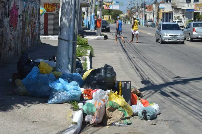 Montanhas de lixo se acumulam desde o Natal no Lindo Parque