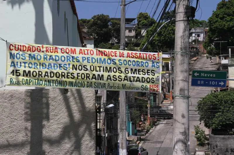  Em alguns bairros de São Gonçalo, como no Porto da Madama, moradores colocam faixas fazendo um alerta sobre os a ataques constantes de assaltantes