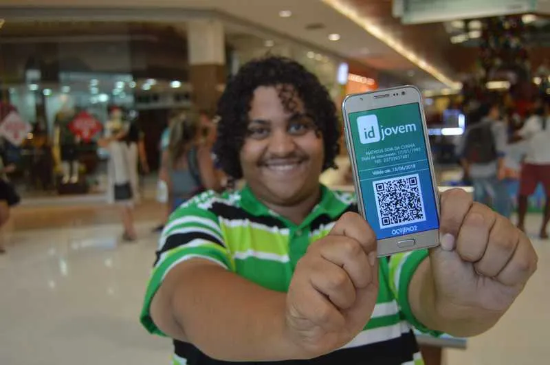 O estudante Matheus Cunha, de 22 anos, vai viajar para São Paulo em janeiro para conhecer amiga