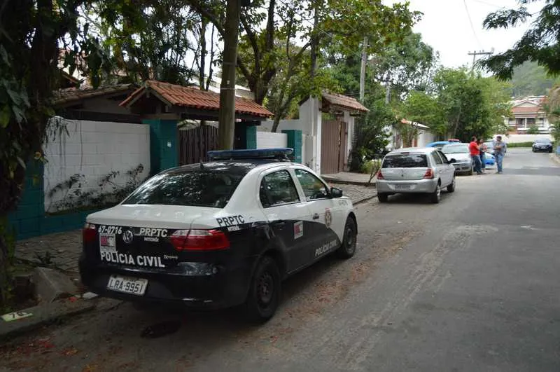 >> A mulher morreu ao passar mal e cair da varanda da residência 