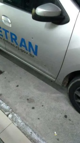 A lataria do veículo oficial do órgão estadual ficou com a marca do tiro que atingiu a mulher