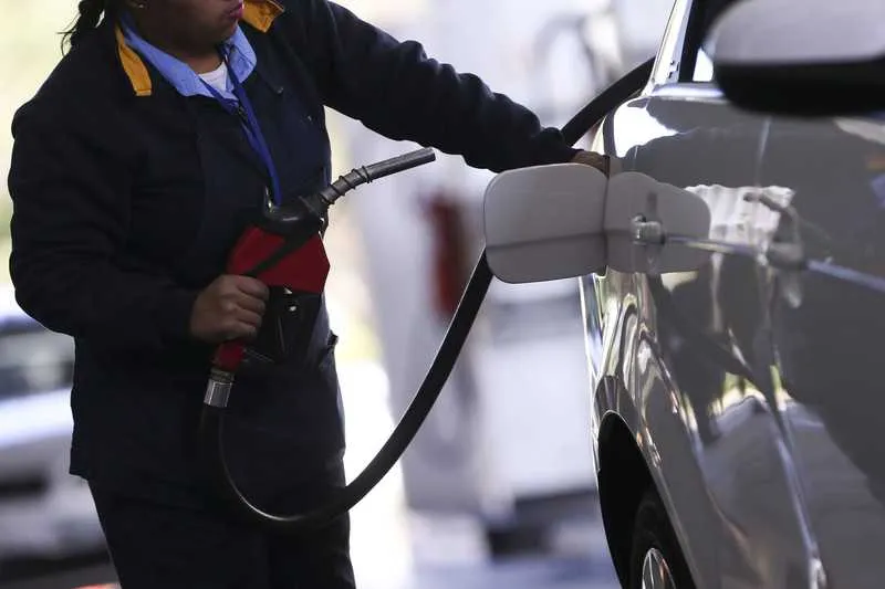 >> Petrobras anunciou redução de 0,1% no preço da gasolina