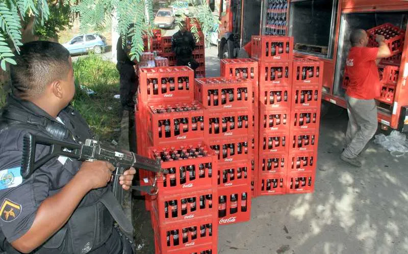 Uma cena constante em Niterói e SG: caminhões recuperados com parte da carga após o roubo