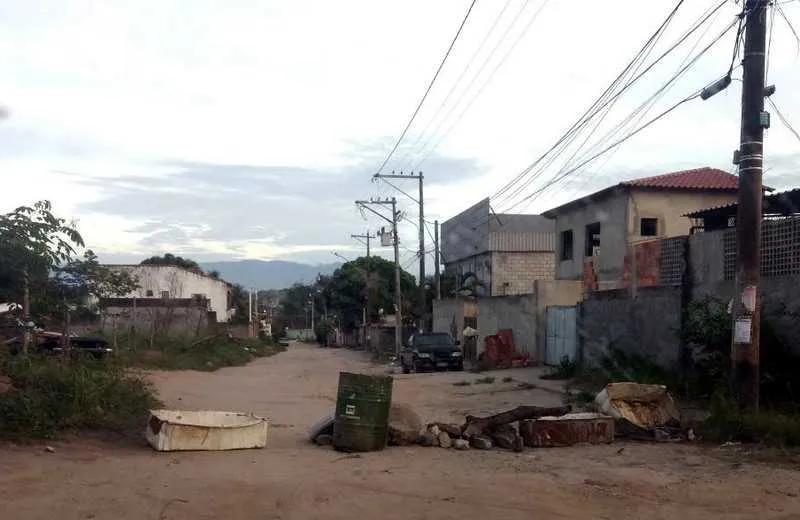 >> Troncos de árvores e galões de lixo atrapalham deslocamento