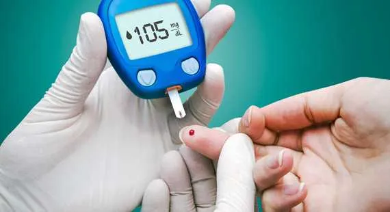 >> Os diabéticos têm que controlar o nível de açúcar no sangue com exames periódicos