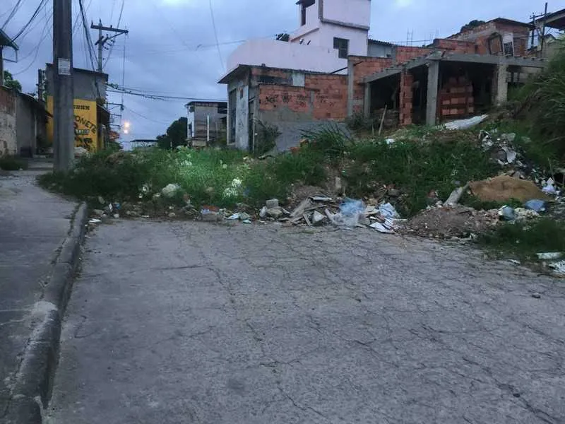 >> No bairro, entulhos e mato impedem o trânsito de moradores