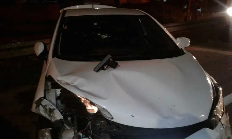 Após perder o controle do carro, colidiram em outro automóvel