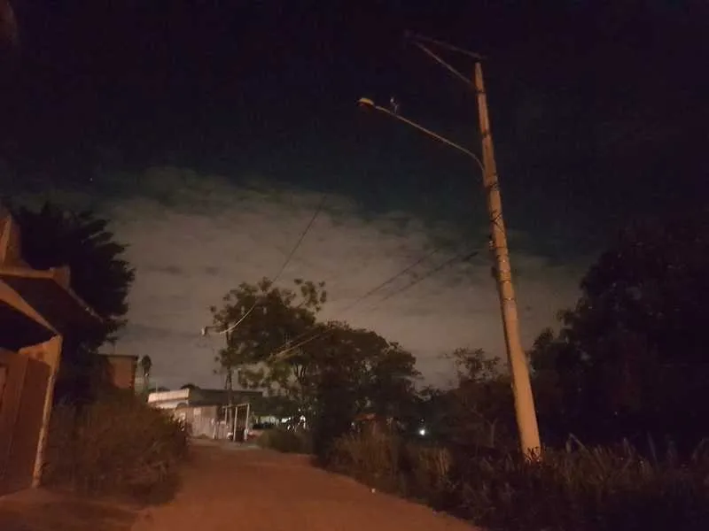 >> Moradores relatam o medo constante de caminhar no ‘breu’ 


