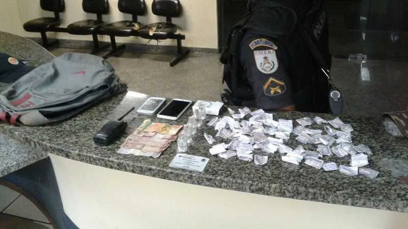 Segundo a PM, jovens estavam com drogas na Av. do Boqueirão