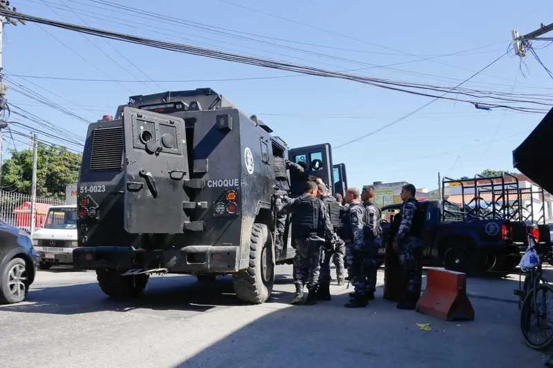 Veículos blindados e helicópteros foram usados pelos policiais durante operação na comunidade