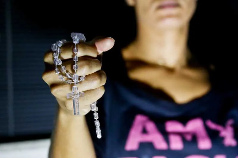 A rotina da mulher, de 35 anos, é se esconder junto com o filho de 11 anos, com medo de novas agressões do ex-marido