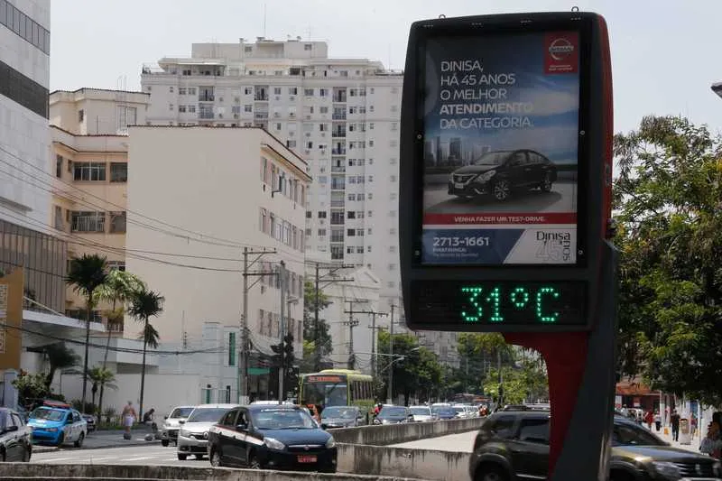 >> Até o final do verão, a previsão é de que as temperaturas se mantenham entre 25° e 40°