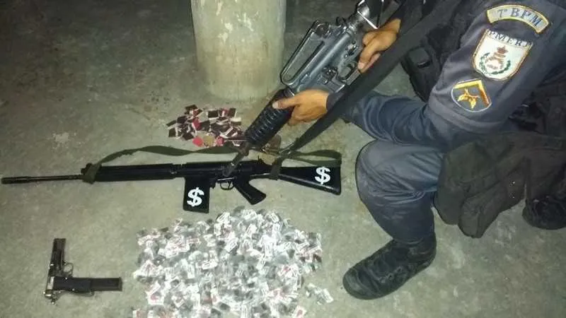 >> Um fuzil de calibre 762 e uma pistola 9 milímetros foram apreendidos pelos PMs na Carobinha   